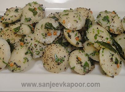 Mini Idli, Brunch Snacks, Black Gram, Indian Veg Recipes, Dhokla Recipe, Idli Recipe, Veg Food, Sanjeev Kapoor, Indian Street