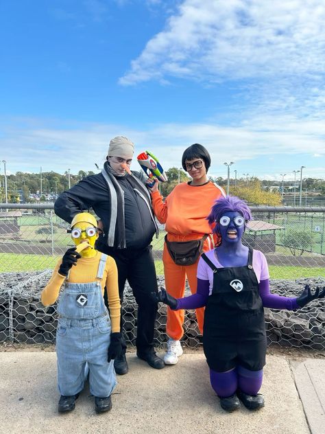 Despicable Me Halloween Costume, Despicable Me Halloween, Luigi Halloween Costume, Two Person Halloween Costumes, Despicable Me Costume, Minion Halloween, Funny Couple Halloween Costumes, Minion Costumes, Cute Group Halloween Costumes