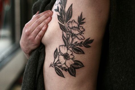 Under Armpit Tattoo, Tato Nama, Anatomy Tattoo, 1 Tattoo, Rib Tattoo, Flower Tattoo Designs, Tattoo Designs For Women, Tattoo Placement, Skin Art