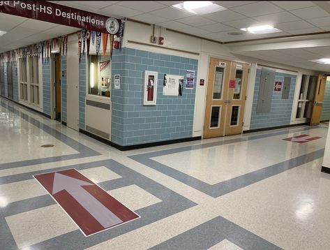 High School In America, Bloxburg School, School Core, School Hallway, Teacher Aesthetic, English Projects, School Hallways, American High School, Library Aesthetic