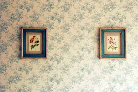 Pretty Wall Art, Seaside Hotel, Arte Inspo, Grandmas House, English Roses, Picture Hanging, Room Tour, Vintage Wallpaper, House Rooms