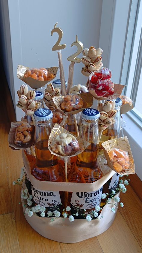 Perfect birthday present #beerbouquet #present #beercake #birthday #birthdaypresent #bouquet #cake #specialcake Beercake Birthday, Beer Bouquet, Bouquet Cake, Food Bouquet, Beer Cake, Birthday Crafts, Special Cake, Birthday Food, Perfect Birthday