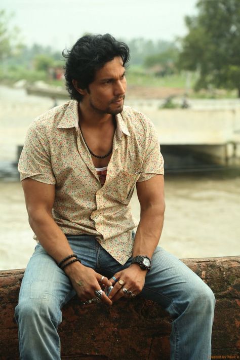 Filipino House, Indian Freedom Fighters, Army Couple Pictures, Randeep Hooda, Army Couple, Hipster Beard, Look Wallpaper, Galaxy Pictures, Indian Cinema