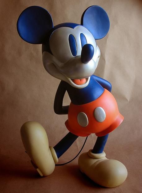 Classic Mickey Mouse "Big Fig" statue, designed by Kevin Kidney & Jody Daily. Mickey Mouse Figurines, Casa Disney, Personajes Studio Ghibli, Mickey Love, Disney Figures, Classic Mickey Mouse, Mickey Mouse Art, Disney Figurines, Mickey Y Minnie