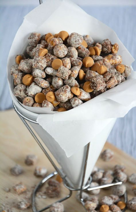 Peanut Butter Puppy Chow, Puppy Chow Snack, Puppy Chow Chex Mix Recipe, Chex Mix Puppy Chow, Captain Crunch, Muddy Buddies Recipe, Puppy Chow Recipes, Snack Mixes, Chex Mix Recipes