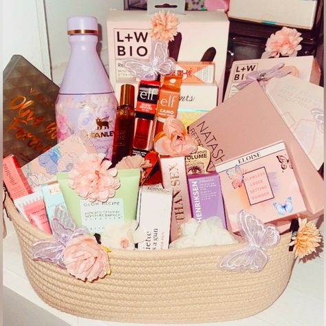 Makeup and skin care essentials GIFT BASKET Cute Christmas Baskets, Skincare Gift Basket, Makeup Gifts Basket, The Best Sleepover, Self Care Kits, Glow Recipe Skincare, Trip Essentials Packing Lists, Frozen Birthday Party Cake, Stanley Bottle