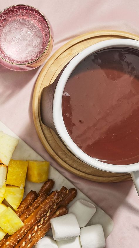 Chocolate Fondue Sweet Fondue Recipes, Best Chocolate Fondue Recipe, Chocolate Fondue Recipe Melting Pot, Fondue At Home, Easy Chocolate Fondue Recipe, Dessert Fondue, Chocolate Fondue Recipe, Fondue Recipe, Fondue Party