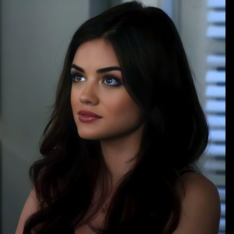 Aria Montgomery Makeup, Pretty Little Liars Aria, Pretty Little Liars Fashion, Aria Montgomery, Celebrity Look Alike, Lucy Hale, Celebrity Look, Woman Crush, Iconic Characters