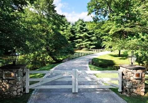 Driveway Ideas Farmhouse, Rock Front Yard, Farm Driveway, Outdoor Vegetable Garden, Gravel Driveway Landscaping, Farm Gates Entrance, Lined Driveway, Driveway Entrance Landscaping, Entrance Landscaping