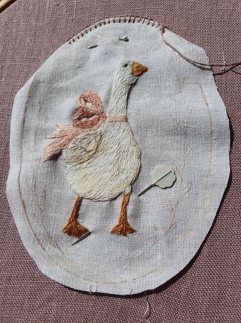 Old Fashioned Embroidery, Embroidery Goose, Embroider Ideas, Floral Embroidery Patterns, Hand Embroidery Projects, Hand Embroidery Flowers, Thread Painting, Animal Embroidery, 자수 디자인