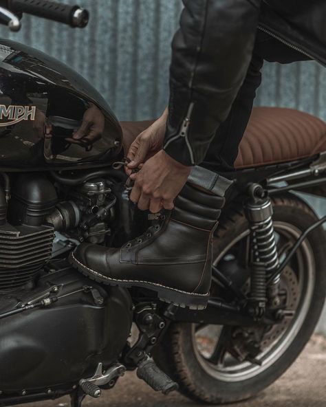 FREDDIE DOBBS on Instagram: “⚡️⚡️⚡️ . . . . . . . . #modernclassic #retrostyle #triumph #triumphbonneville #vintage #bonneville #motorcyclegear #scrambler #moto…” Vintage Bikes Aesthetic, Vintage Biker Aesthetic, Vintage Motorcycle Aesthetic, Alessio Falcone, Scrambler Moto, Triumph Street Scrambler, Modern Cafe Racer, Triumph Motorbikes, Unique Decals