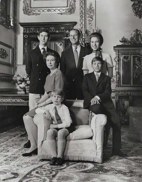 The Royal Family in 1972...Prince Charles, Prince Phillip, Princess Anne, Queen Elizabeth, Prince Edward, and Prince Andrew....The Young Family... Elizabeth Ii Children, Royal Family Portrait, Prins William, Rainha Elizabeth Ii, English Royal Family, Prins Harry, Reine Elizabeth Ii, Royal Family England, Reine Elizabeth