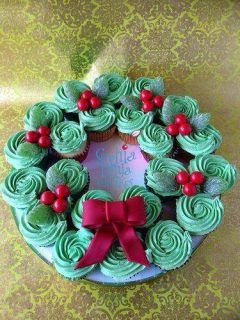 Muffins Decorados, Cupcake Receptek, Jul Kaka, Cupcake Wreath, Christmas Cupcakes Recipes, Winter Entertaining, Pull Apart Cupcake Cake, Pull Apart Cupcakes, Xmas Food