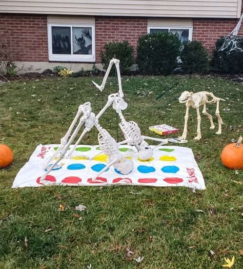 Halloween Comics, Skeleton Ideas, Funny Halloween Decorations, Scary Halloween Decorations Outdoor, Halloween Lawn, Halloween Camping, Halloween Skeleton Decorations, Celtic Festival, Halloween Outside