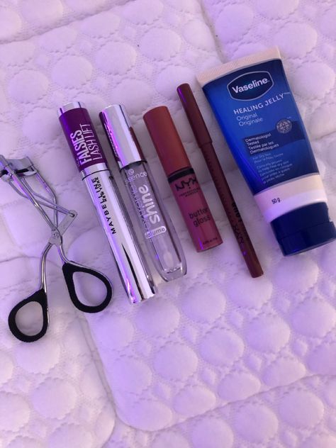 All I Need Makeup, Back To School Makeup, Essence Makeup, Makeup Bag Essentials, Lip Balm Collection, Makeup Help, Minimal Makeup, Makeup Tut, Pinterest Makeup