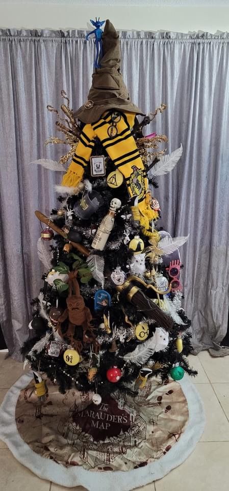 Harry Potter Themed Christmas Tree, Hufflepuff Christmas Tree, Hufflepuff Christmas, Harry Potter Themed Christmas, Harry Potter Xmas, Harry Potter Tree, Horror Nights Universal, Hp Christmas, Harry Potter Christmas Decorations