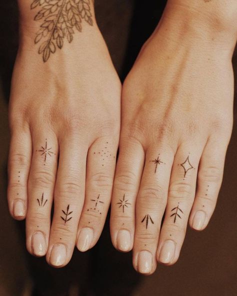 Finger Ornament Tattoo, Classy Finger Tattoos, Fine Line Finger Tattoos For Women, Fine Line Hand Tattoos For Women, Fine Line Finger Tattoo, Fine Line Ornamental Tattoo, Tattoo Fingers, Girl Finger Tattoos, Ring Tattoo Designs