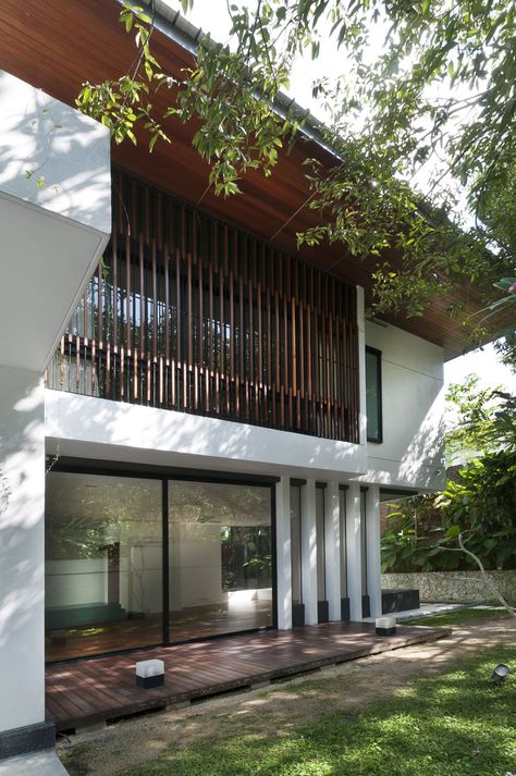 Hijauan House by Twenty-Nine Design / Kuala Lumpur, Malaysia Tropical Modern Architecture, Beach Style Home, Thai Modern, Nha Cap 4, Villa Project, Contemporary Bedroom Design, Windows Shutters, Architecture Board, Tropical Home