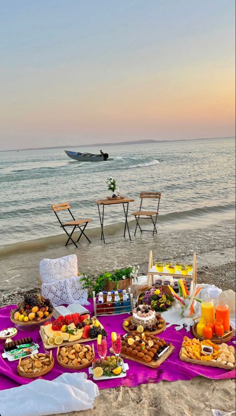 Beach Birthday Party, Picnic Decorations, Picnic Date, Beach Birthday, Picnic Food, 14th Birthday, Picnic Foods, Perfect Date, Beach Picnic