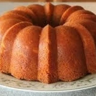 Try To-Die-For Buttermilk Pound Cake! You'll just need 3 c all purpose flour, 1/4 tsp baking soda, 1/2 tsp salt, 1 c butter (2 sticks), 3 c sugar, 6 eggs, 1... Buttermilk Pound Cake, Lemon Bundt Cake, Buttermilk Recipes, Pound Cake Recipe, Torte Cupcake, Bundt Cake Pan, Pound Cakes, Delicious Cream, Chicken Wing