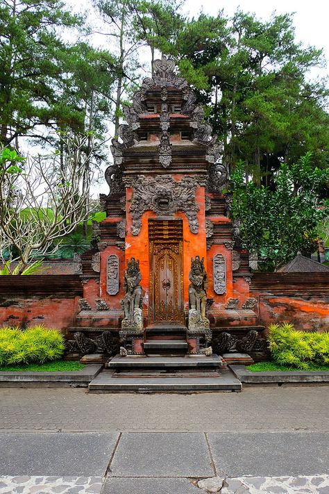 Pura Tirta Empul is a Temple (Pura) in the village of Tampaksiring, northeast of Ubud, regency Gianyar, Bali, Indonesia. Tirta Empul means "crystal clear stream" which is used as the holy water for various religious ceremony. Ghost Qoute, Tungnath Temple, Lempuyang Temple Bali, Bali Temple, Bali Photography, Prambanan Temple, Indonesian Temple, Indonesian Culture, Water Temple