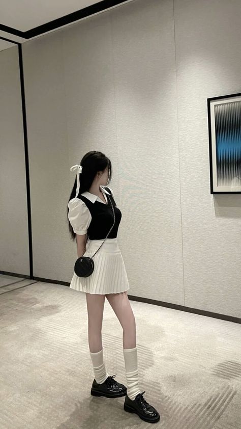 Korean Fashion Cute Girly, Korean Ootd Skirt, Korean Short Skirt Outfits, Girly Korean Outfits, Black Top White Skirt, Korean Outfits Summer, Aesthetic Dresses Casual, Korean Skirt Outfits, Black Tennis Skirt Outfit