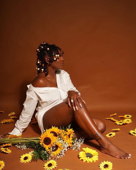 Black Women With Locs Photoshoot, Women With Locs Photoshoot, Melanin Photoshoot Ideas Birthday, Photoshoot With Locs, Earthy Studio Photoshoot, Locs Photoshoot Ideas, Loc Photoshoot, Locs Photoshoot, Sunflower Photoshoot Black Women