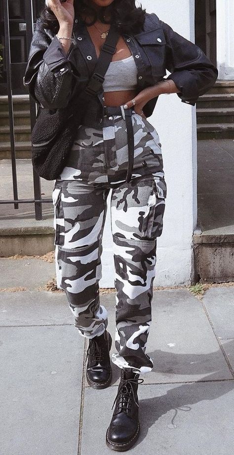 Black And White Army Pants Outfit, White Army Pants, Army Pants Outfit, Camo Fits, Outfit Army, Army Pants, Black Clothes, Camo Outfits, Army Women