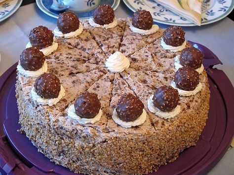 Ferrero - Rocher - Torte, ein gutes Rezept aus der Kategorie Torten. Bewertungen: 78. Durchschnitt: Ø 4,5. Ferrero Rocher Torte, Ferrero Rocher Cake, Torte Recipe, Ferrero Rocher, Italian Desserts, Savoury Cake, Food Cakes, Trifle, Clean Eating Snacks