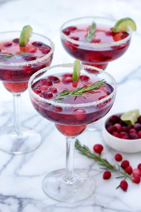 Margarita Mocktail Recipe, Cranberry Margaritas, Holiday Margaritas, Christmas Brunch Menu, Margarita Mocktail, Cranberry Mocktail, Christmas Drinks Alcohol Recipes, Cranberry Margarita, Lime Margarita