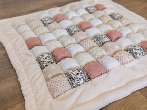 Handmade Baby Play Mat by Pipsweetco on Etsy Tummy Time Play, Padded Play Mat, Bubble Quilt, Tummy Time Mat, Mat Best, Puff Quilt, Modern Baby Quilt, Patchwork Baby