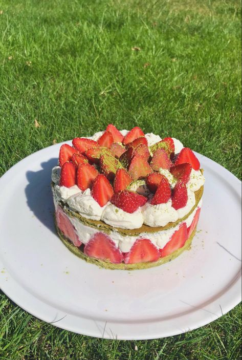 Strawberry Matcha Cake Shortcake yummy delicious summer 21 picnic aesthetics Matcha Shortcake, Strawberry Matcha Cake, Cake Matcha, Strawberry Matcha, Shortcake Cake, Strawberry Shortcake Cake, Matcha Cake, Picnic Birthday, Birthday Food