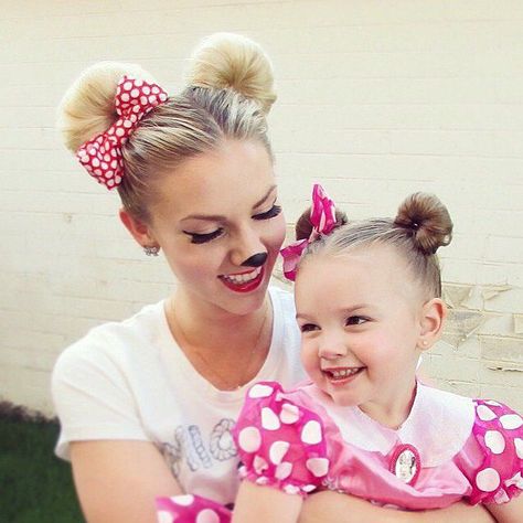 3 Easy Ways Mother-Daughter Duos Can DIY Their Minnie Mouse Halloween Costumesgoodhousemag How To Style Hair With Minnie Ears, Disney Crazy Hair Day, Mickey Buns Hair, Minnie Mouse Hairstyle Black, Mini Mouse Hairstyle, Minnie Hairstyle, Mickey Mouse Hairstyle, Hairstyles For Disneyland, Minnie Mouse Hairstyle