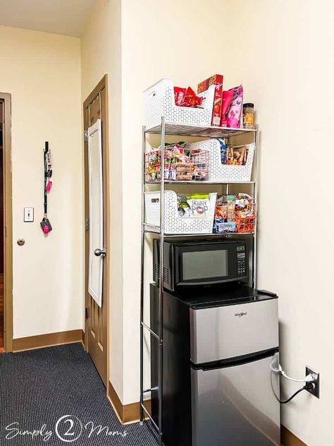 Making the best use of space in a small dorm room is essential. It's important to stay organized in a small space. Utilizing vertical space is a great way to save space in a small dorm room. With a little creativity and planning, you can easily create a functional and stylish mini kitchen in your dorm room. Check out this dorm room kitchen set up hack you need! Dorm Room Food Station, Dorm With Kitchen, Dorm Food Storage Ideas, Storage Ottoman Dorm, Dorm Room Kitchen Ideas, Ottoman Dorm, Ucsb Dorm, College Dorm Food, Dorm Room Storage Ideas