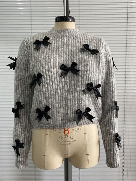 Bow Sweater Diy, Bow Tshirts, Embellished Jacket Diy, Bow Sweater Outfit, Knit Cardigan Outfit, Redo Clothes, Clothes Embroidery Diy, Upcycle Clothes Diy, Diy Jacket