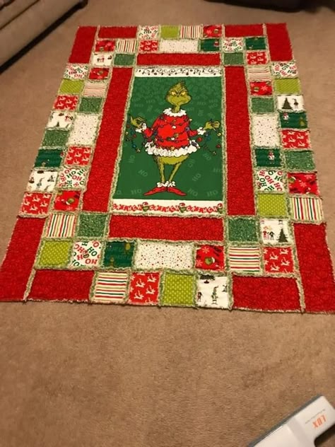 Grinch Quilt Ideas, Christmas Quilting Patterns, Grinch Christmas Quilt, Grinch Panel Quilt Ideas, Grinch Rag Quilt, Grinch Quilt, Grinch Fabric Panel, Grinch Christmas Panel Quilt, Colorfull Christma Tree Quilting Projets