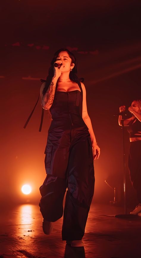 Ella mai cantando no show wallpaper aesthetic Ella Mai Outfits, Ella Mai Aesthetic, Ela Mai, Bathroom Shrine, Ella Mai, Heart On My Sleeve, Concert Fit, L A, A M