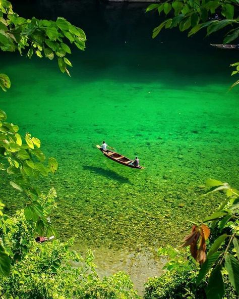 Dawki Meghalaya, Umngot River, India Travel Places, Tulum Travel, India Travel Guide, Amazing India, Shillong, Painting Woman, Northeast India