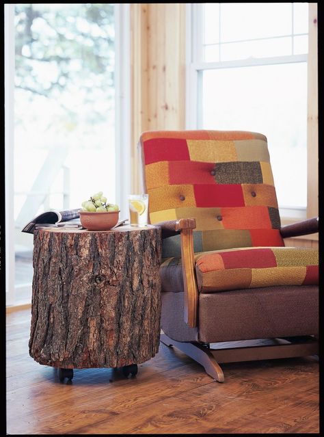 How to turn a log into a table - Cottage Life Log End Tables, Found Cottage, Rustic Diy Decor, Tree Stump Table, Cottage Diy, Log Table, Stump Table, Sunroom Ideas, Diy Rustic Decor