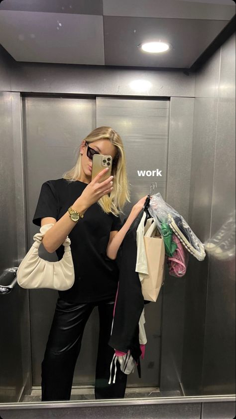 Routine Inspiration, Internship Fashion, Basic Girl, Fashion Marketing, Vision Boards, 2022 Fashion, Summer Instagram, Vintage Glamour, College Fashion