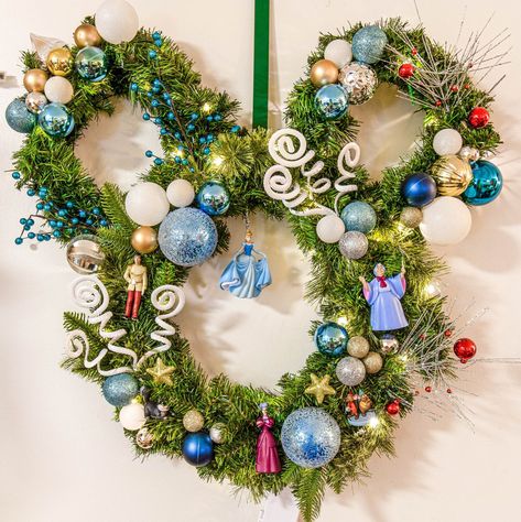 Cinderella Christmas Wreath for the Front Door, Christmas Wreaths, Vintage Christmas Wreaths, Disney Christmas Wreath Vintage Christmas Wreaths, Disney Christmas Wreath, Front Door Christmas Wreaths, Door Christmas Wreaths, Cinderella Christmas, Disney Wreath, Disney Craft, Disney Christmas Decorations, Disney Diy Crafts