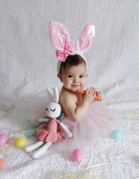 😍 Easter Baby Photoshoot 6 Months, Infant Easter Photo Ideas, At Home Easter Photoshoot Baby, Baby Easter Photo Shoot, Easter Baby Photoshoot Ideas, Easter Milestone Pictures, Easter Pictures For Babies, Month Baby Picture Ideas, First Easter Photoshoot