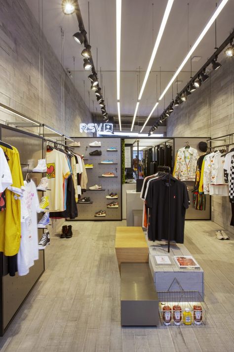 Clothing Store Interior Design, Clothing Store Interior, Store Design Boutique, Boutique Display, Storing Clothes, Mens Clothing Store, Store Interiors, Concept Shop, Retail Store Design