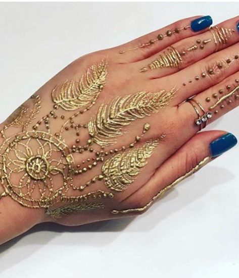 Unique Alternatives To Mehendi Designs For 2020 Weddings #shaadiwish #bridalmehendi #bridalhenna #hennadesigns #bridalmehendidesigns #mehenditrends2020 Glitter Henna, White Henna Designs, Original Wedding Ideas, Mehndi Ideas, Mehedi Design, White Henna, Bridal Mehendi Designs, Pre Wedding Party, Fingers Design