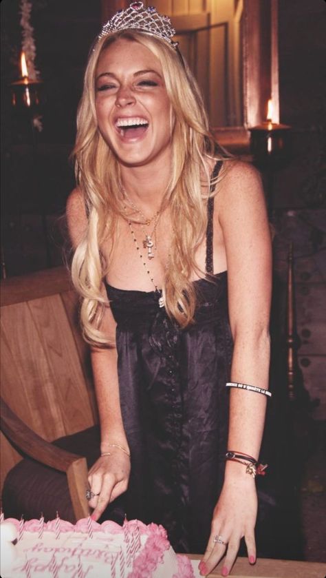 Lindsay Lohan 2000s, 2000s Icons, Lindsay Lohan, Outfit Trends, Famous Women, Paris Hilton, Fashion Lookbook, 2000s Fashion, Famous Celebrities