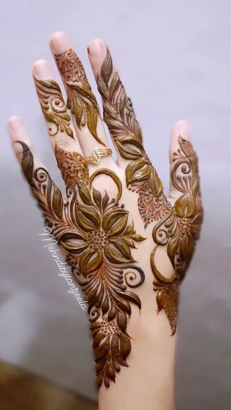 Back Hand Dubai Mehndi Designs, Khaleeji Henna Designs Dubai, Arham Mehndi Designs, Dubai Mehendi Designs, Henna Aesthetic, Mehndi Designs Back Hand, Mehndi Beautiful, Mehndi Designs Back, Henna Tattoo Design