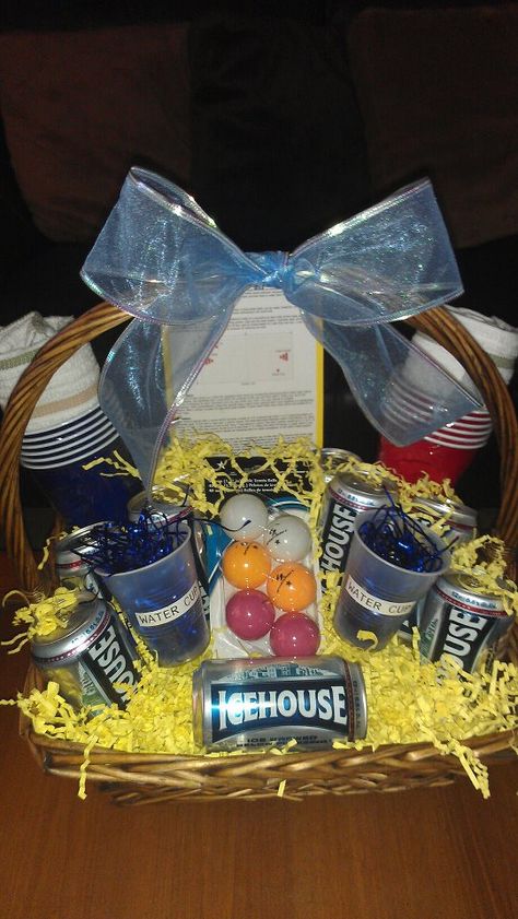 Beer Pong Gift Basket! Momma T's Creative Delights Beer Gifts Basket, Booze Gift, Party Prizes, Boyfriend Gift Basket, Beer Pong, Candy Bouquet, Beer Gifts, Gift Giving, Creative Gifts