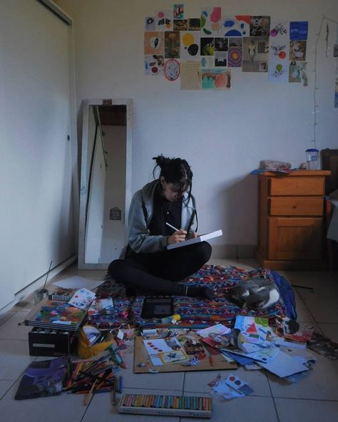 room inspo art artist paint crayons cat girl girlhood jornaling messy room Messy Artist Room, Messy Artist Room Aesthetic, Artsy Room Aesthetic, Messy Artist Aesthetic, Messy Girl Room, Mara Core, Artist Room Aesthetic, Messy Room Aesthetic, Artsy Room