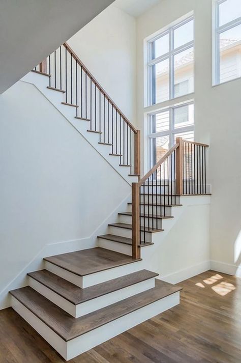 درج السلم, Rustic Stairs, Modern Stair Railing, Open Stairs, White Stairs, Traditional Staircase, Hardwood Stairs, Diy Staircase, Iron Stair Railing