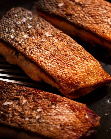 Salmon Skin On Recipes, Crispy Skin Salmon, Salmon Skillet, Dill Sauce For Salmon, Lemon Cream Sauce, Crispy Salmon, Pan Fried Fish, Creamy Dill Sauce, Sauce For Salmon